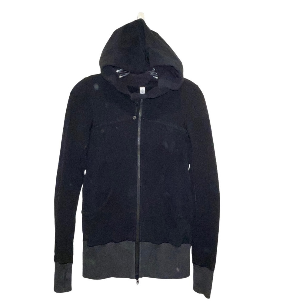 Lululemon Woman Jacket Size 4 !